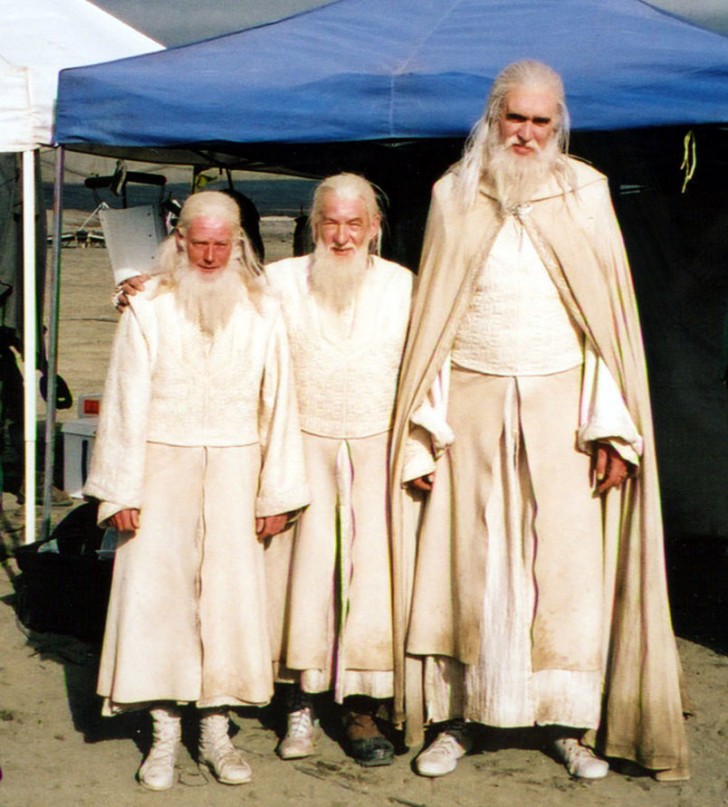 3. Ian McKellan en de twee contrafiguren van Gandalf op de set van "The Lord of the Rings". De lange man rechts diende als acteur voor de scènes met de Hobbits