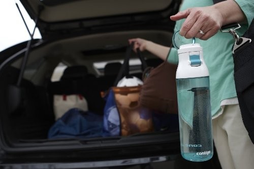 1. Eine Mehrweg-Wasserflasche mit hermetischem Verschluss: Denken Sie nur daran, wie viele Einwegflaschen ersetzt werden können!