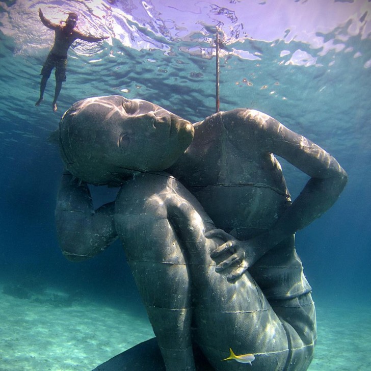 18. Cette statue est comme si elle portait le poids des océans sur ses épaules.