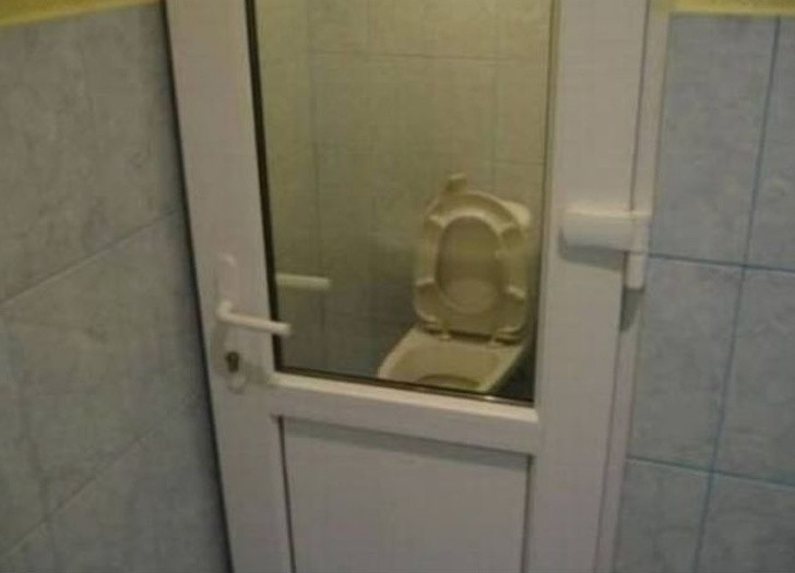 12. Des toilettes pour ceux qui n'ont rien à cacher !