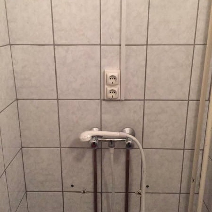 13. A chi verrebbe la folle di idea di ricaricare lo smartphone sotto la doccia?
