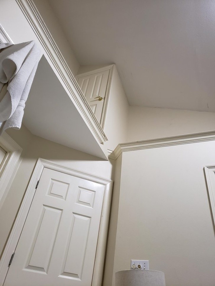 4. Come si dovrebbe raggiungere la porta di quell'armadio senza una scala?