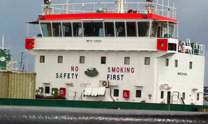 9. "Pas de sécurité. La cigarette d'abord". Le sympathique message de ce navire !
