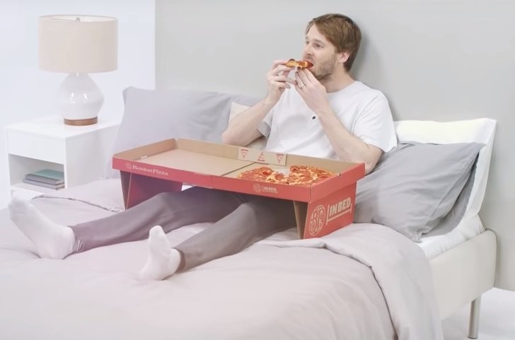 18. Diese Pizzeria liefert die Pizza in Kartons, die man in bequeme Tische umwandeln kann, mit denen man die Pizza auf dem Bett essen kann.