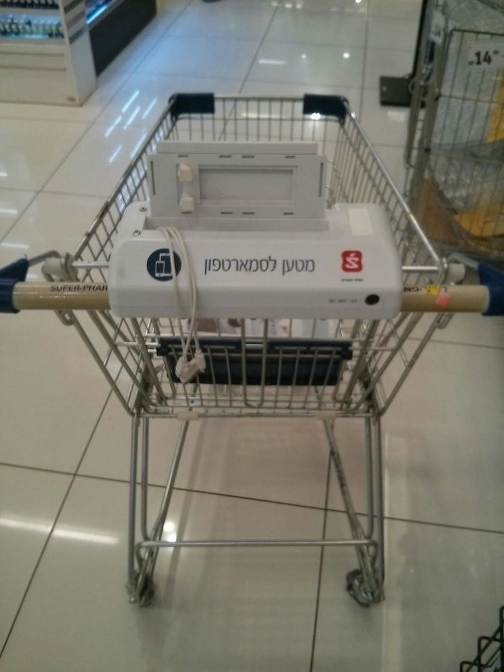 2. Aufladen des Smartphones beim Einkauf im Supermarkt