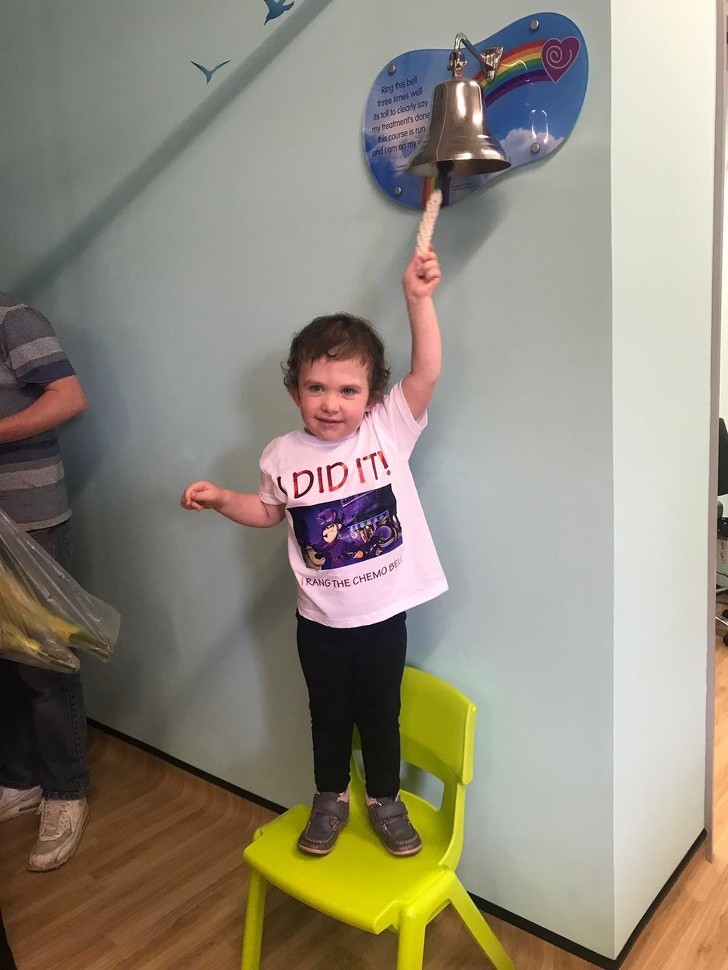 "Luego de dos años y medio, mi hija ha tocado la campana que oficializaba la derrota del cancer!"