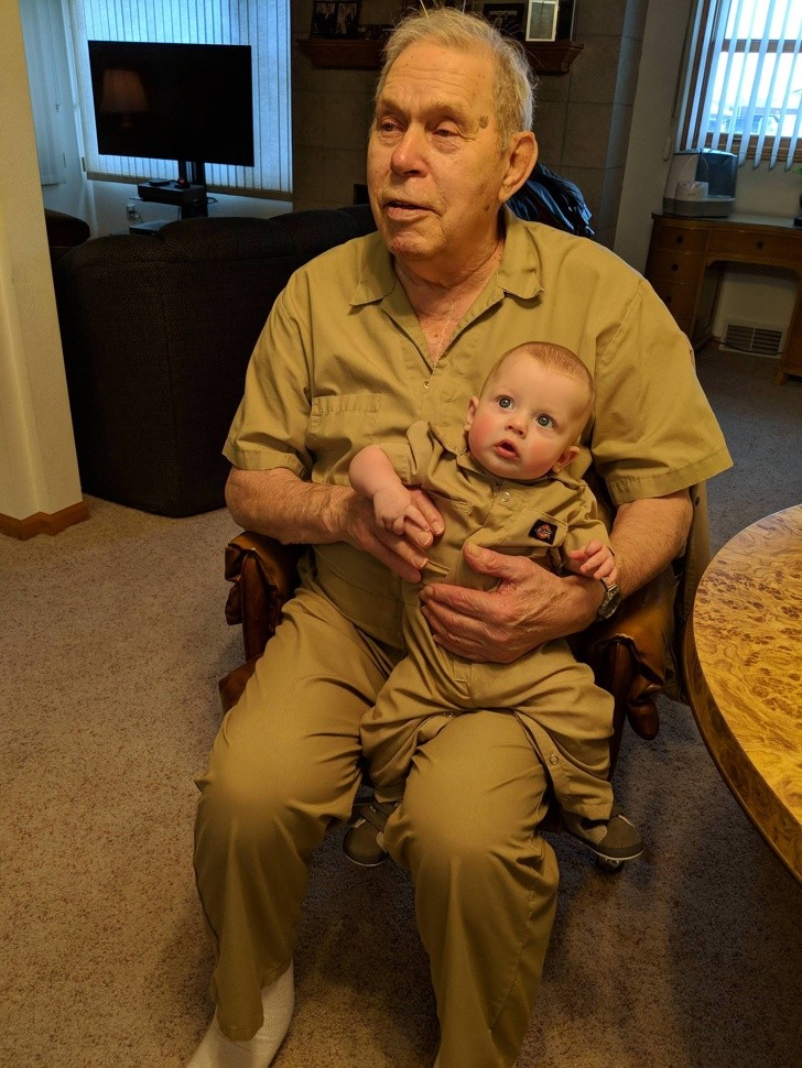 "Mijn schoonmoeder heeft hetzelfde uniform gemaakt voor haar man en haar kleinzoon"