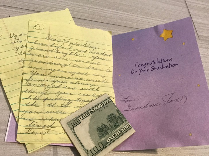 "Mi abuela ha muerto cuando tenía 4 años. Antes de dejarnos ha querido escribir una carta para mi diploma. Luego de 14 años la he abierto y he descubierto el regalo"