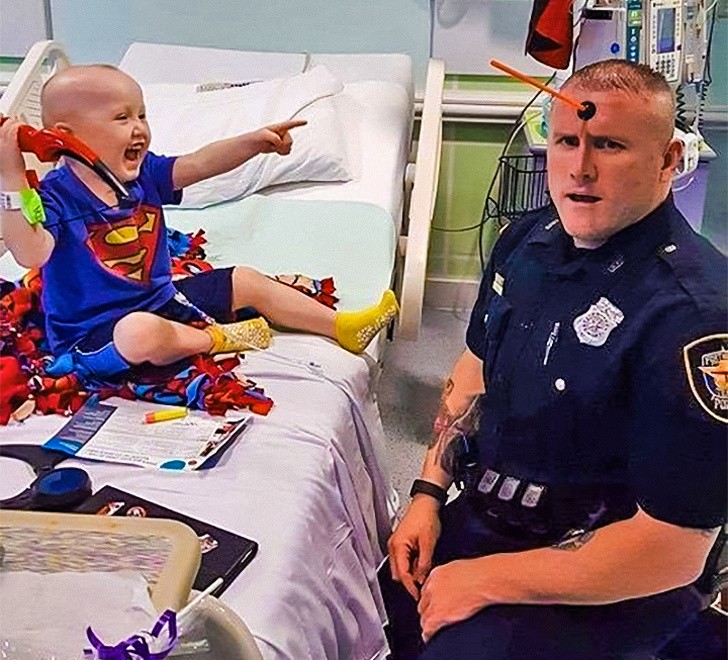Thanks to this policeman, laughing and playing games has also arrived in the pediatric oncology ward.