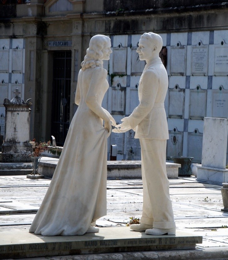 "Ewige Liebe: Eine Skulptur auf dem Friedhof von Florenz"