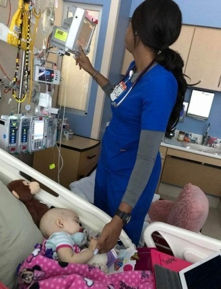Ze maakt stiekem een foto van de verpleegster die voor haar dochter zorgt en onthult aan iedereen haar gedrag - 3