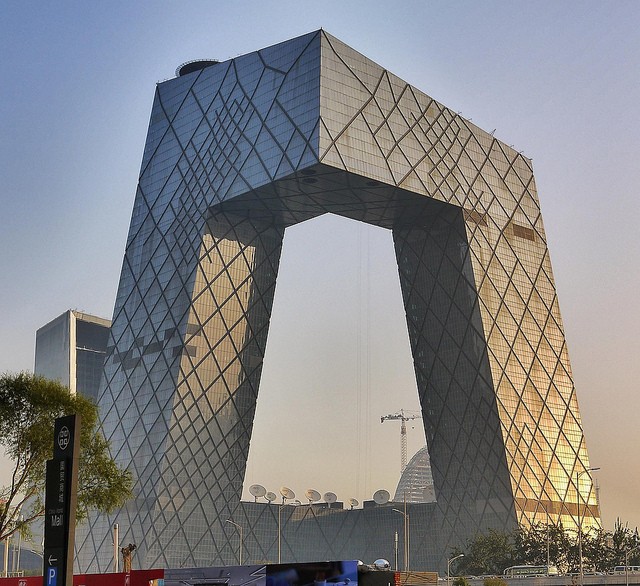 Il quartier generale della China Central Tv è formato da un edificio di sei sezioni orizzontali e verticali che complessivamente coprono 380.079 metri quadrati.