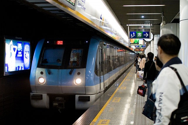 La metro di Nanjing accoglie 2 milioni di persone ogni giorno.
