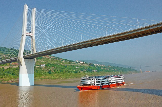 De Shanghai-brug over de Blauwe Rivier is de vijfde langste tuibrug ter wereld: deze is 25 kilometer lang.