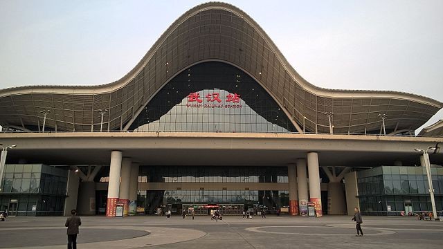 Op het Wuhan-station arriveren een aantal van de snelste treinen ter wereld: ze reizen met een snelheid van 289 km/h.