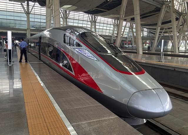 La ligne ferroviaire à grande vitesse Shanghai-Pékin relie les deux villes en 48 minutes seulement : le précédent trajet en train durait 10 heures.