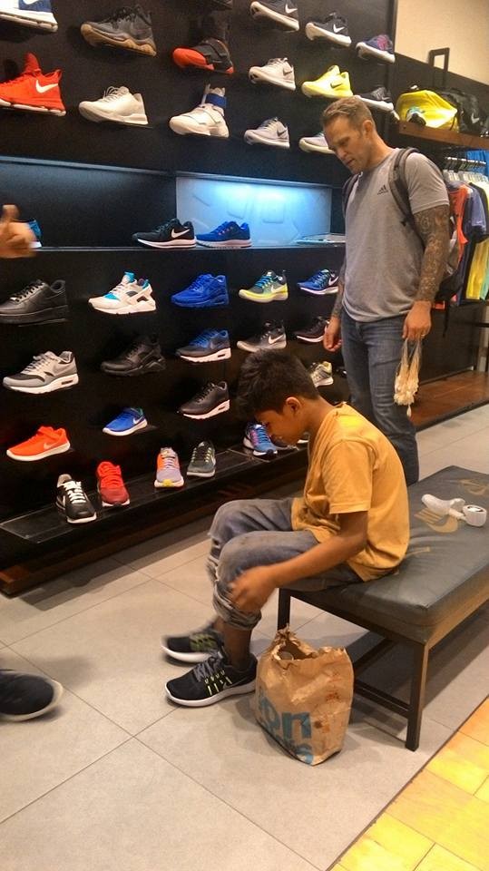 Een jongen probeert bloemen te verkopen aan een toerist: hij neemt hem mee naar een winkel en koopt nieuwe schoenen voor hem - 2