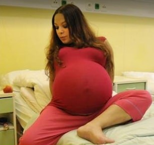 Een vrouw wordt bijgestaan door 40 artsen tijdens haar recordbevalling van een zeer lieve vijfling - 1