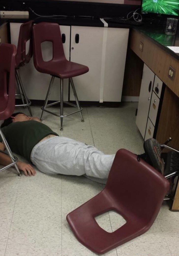 15. Semanas de examenes: este joven ha caído de la silla, ha reido por 30 segundos y se ha desplomado de sueño por 40 minutos