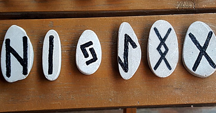 Kies een van de runen en ontdek wat het onthult