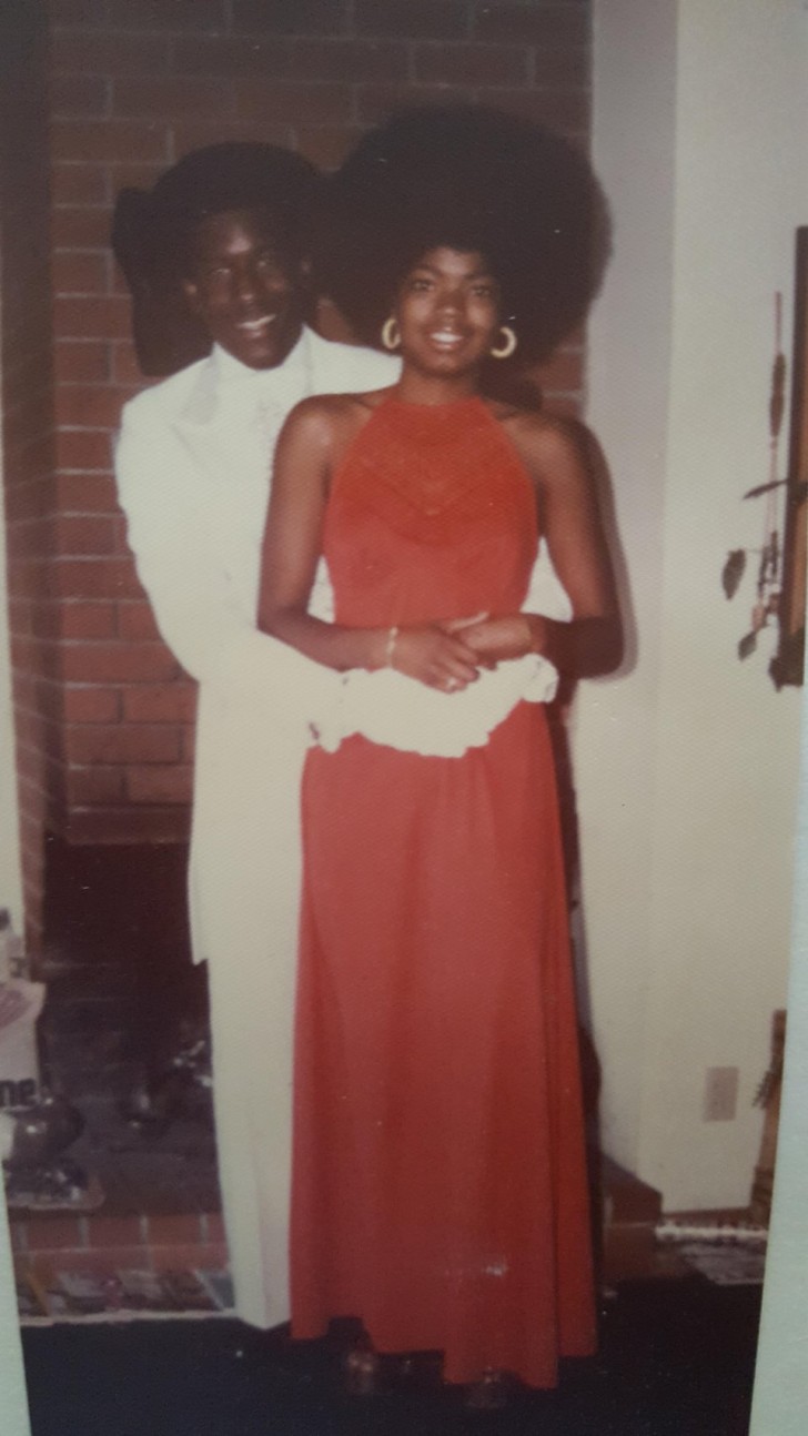 16. Maman Sheila en 1976, avant d'aller au bal du lycée.