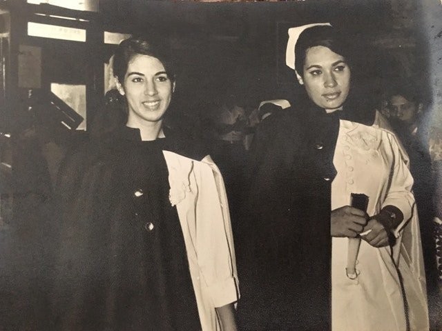 7. Mamá Constansa (a la izquierda) en 1969 en México cuando estaba por graduarse en la escuela para enfermeras