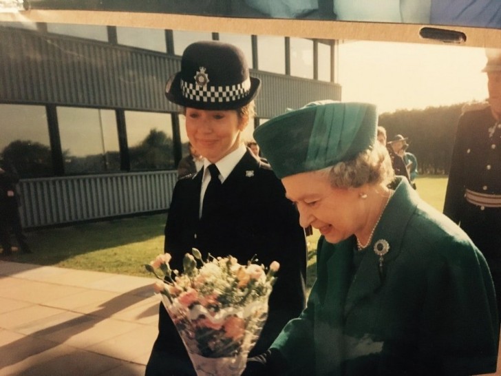 8. Minha mãe Ricia escoltando a Rainha Elisabete no final dos anos 90.