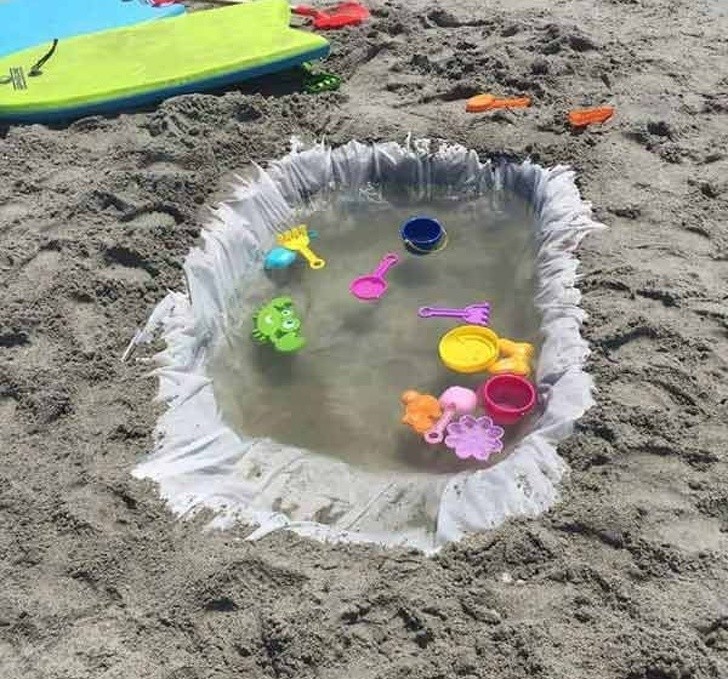 4. Mit einer einfachen Plastikfolie kannst du einen Swimmingpool am Strand bauen, wo man sicher baden kann