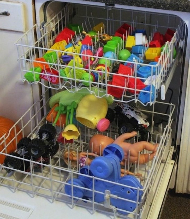 5. Das Waschen von Spielzeug war noch nie so einfach. Tipp: Eine halbe Tasse Essig hinzufügen.