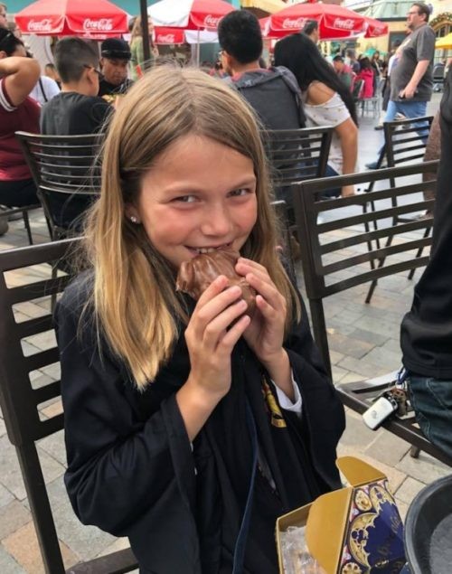 Elke dag stopt deze 94-jarige man om met schoolkinderen grapjes te maken en geeft hen levensadvies: nu is hij hun mascotte - 1