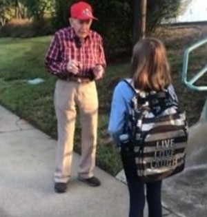 Cada día este hombre de 94 años se detiene a bromear con los alumnos de la escuela y les da consejos de vida: ya es su mascota - 2