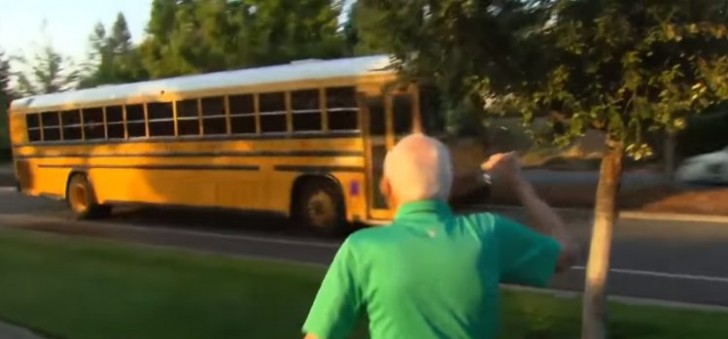 Every day this 94-year-old man stops to joke with school children and give them life advice and now he is their mascot - 5