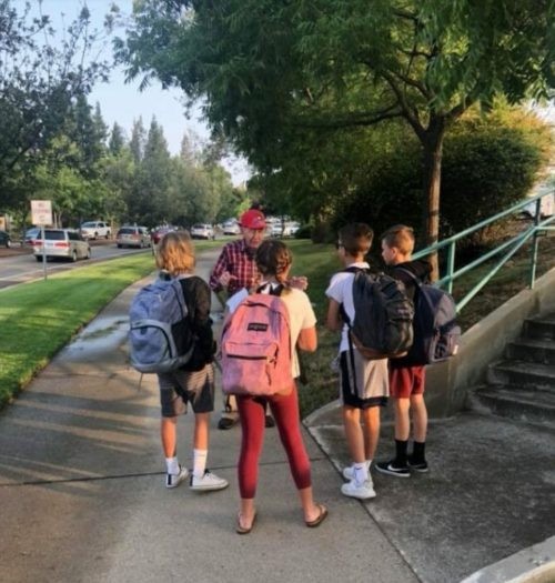 Elke dag stopt deze 94-jarige man om met schoolkinderen grapjes te maken en geeft hen levensadvies: nu is hij hun mascotte - 7