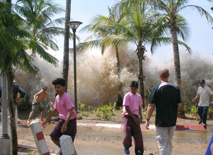 Ein 10-jähriges englisches Mädchen rettet mehr als hundert Touristen aus dem Tsunami 2004 in Thailand.
