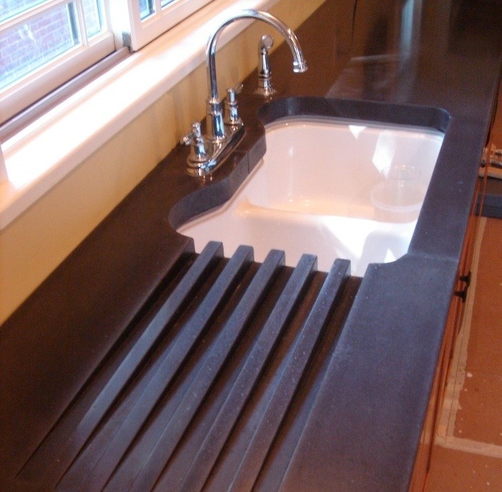 1. Uno scolapiatti che incanala l'acqua direttamente nel lavello