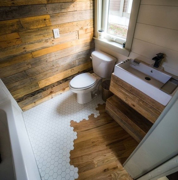 12. Le design en bois donne à cette salle de bains cette touche de chaleur dont elle avait besoin.