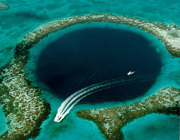 1. Das "Great Blue Hole" befindet sich in Belize und ist ein Muss für Taucher.