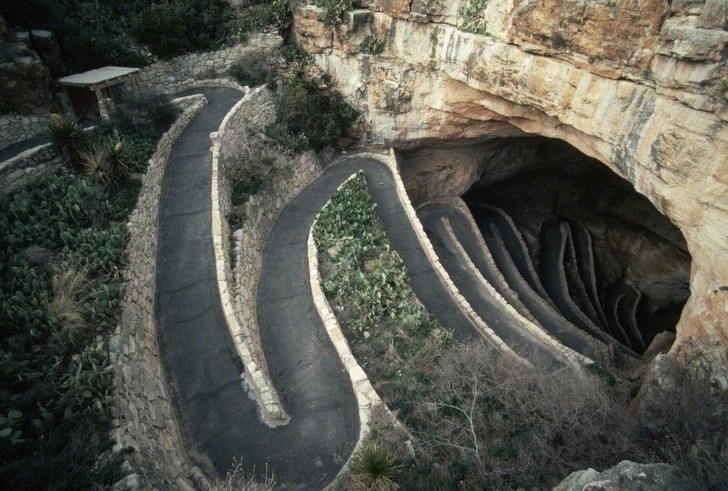 2. Les labyrinthes profonds des grottes de Carlsbad (USA) est l'un des plus anciens et des plus mystérieux systèmes de grottes de la planète.