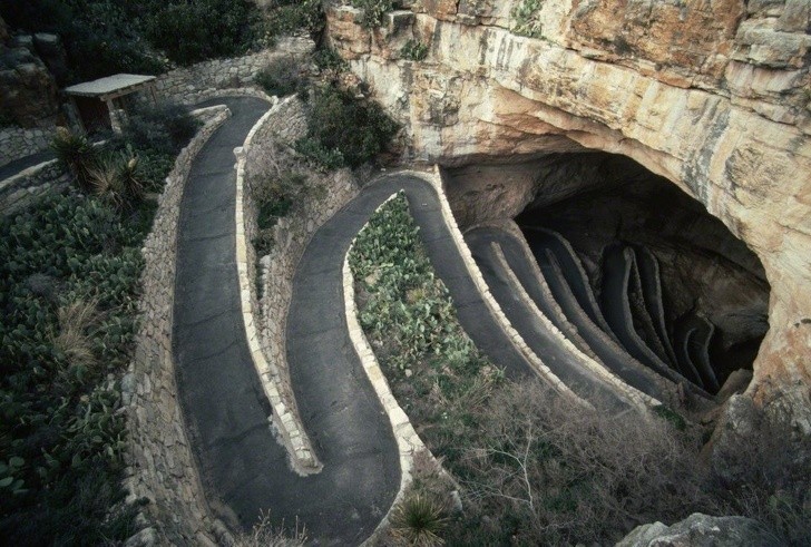 2. I labirinti in profondità delle Caverne di Carlsbad (USA) è uno dei sistemi di grotte più antichi e misteriosi del pianeta