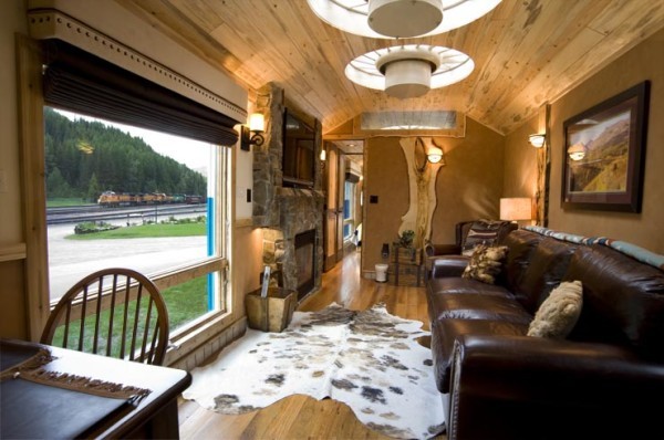 The interior furnishings of this second train wagon resemble the old locomotives that traveled on the railways near the first Izaak Walton Inn hotel in Montana.