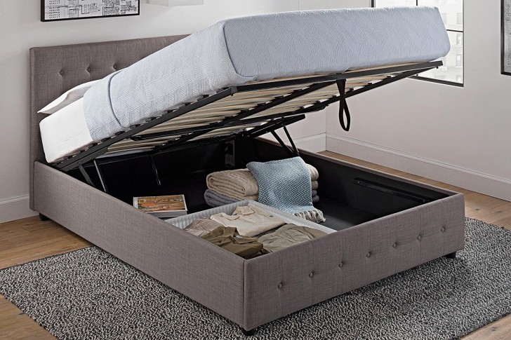 10. Dans un appartement moderne, impossible de faire l'impasse sur le lit (élégant) avec rangements !