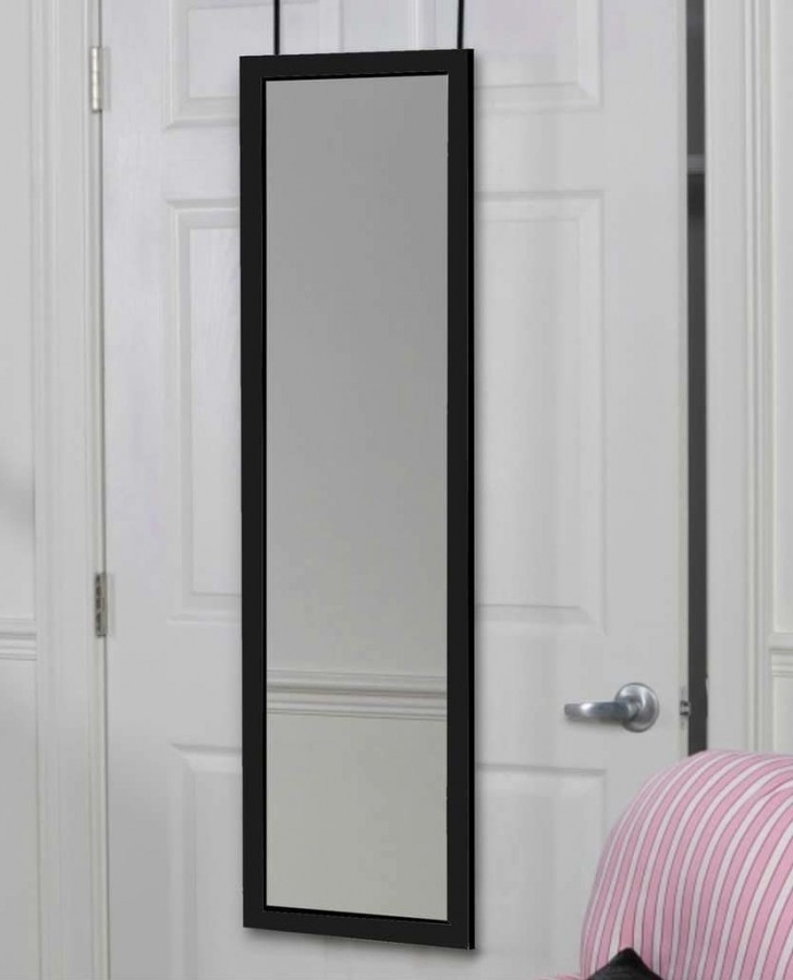 3. Un miroir à accrocher derrière la porte. Avec cette simple astuce, votre pièce aura certainement l'air plus grande.