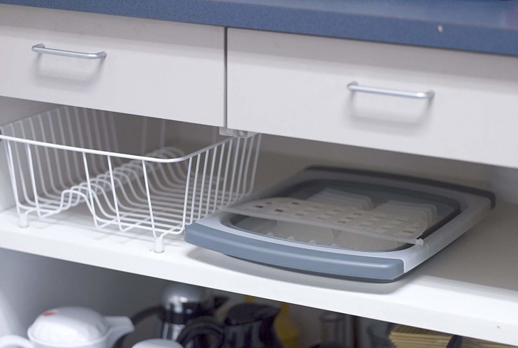6. Un égouttoir à vaisselle inclinable qui peut être inséré au-dessus de l'évier pour libérer de l'espace dans l'armoire !