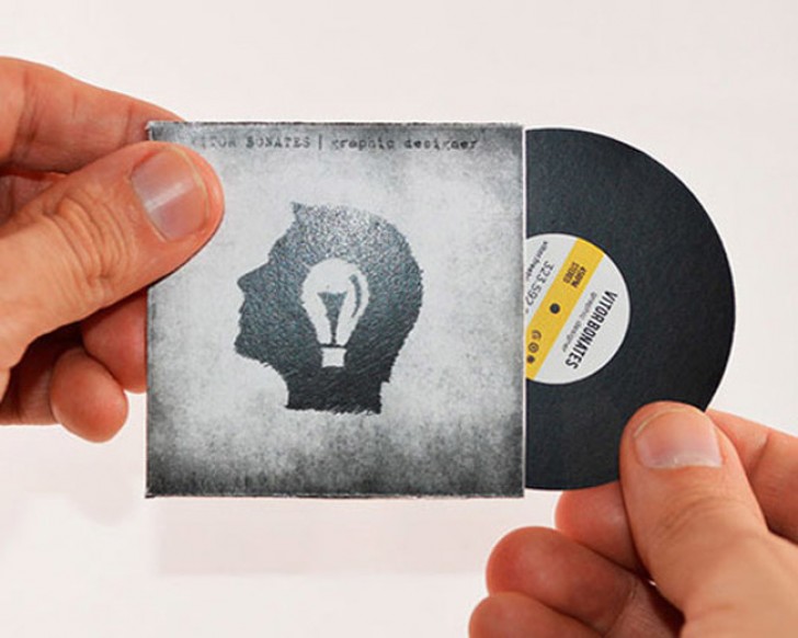 17. Ein Designer mit Leidenschaft für Musik auf Vinyl: Das ist das Ergebnis auf seiner Visitenkarte.