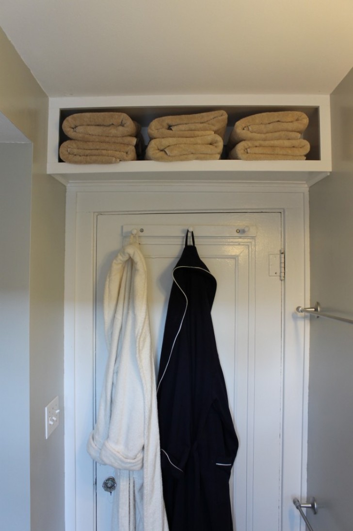 5. Una mensola invisibile sopra la porta può essere un ottimo escamotage dove riporre gli asciugamani