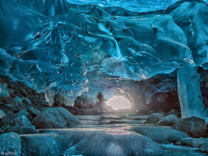 In Alaska bevinden zich de Mendenhall Ice Caves, een grot in de gelijknamige gletsjer, toegankelijk voor toeristen die de ongelooflijke tinten blauw ijs willen bewonderen.