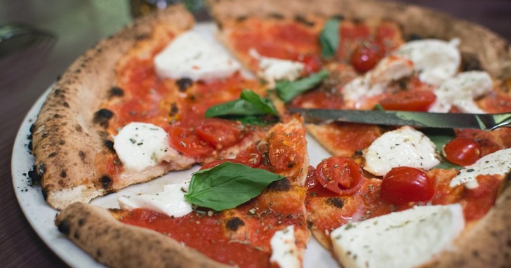 Un sondaggio rivela: la pizza è il piatto che dà più felicità - 1