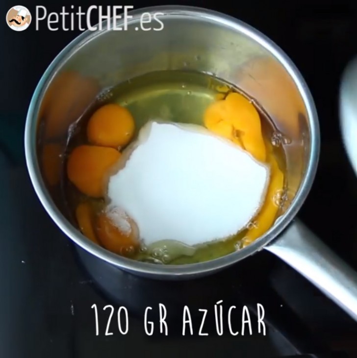 1. In einem Topf die Eier, den Zucker und die Maisstärke hinzufügen: mit einem Schneebesen die Zutaten vermengen.