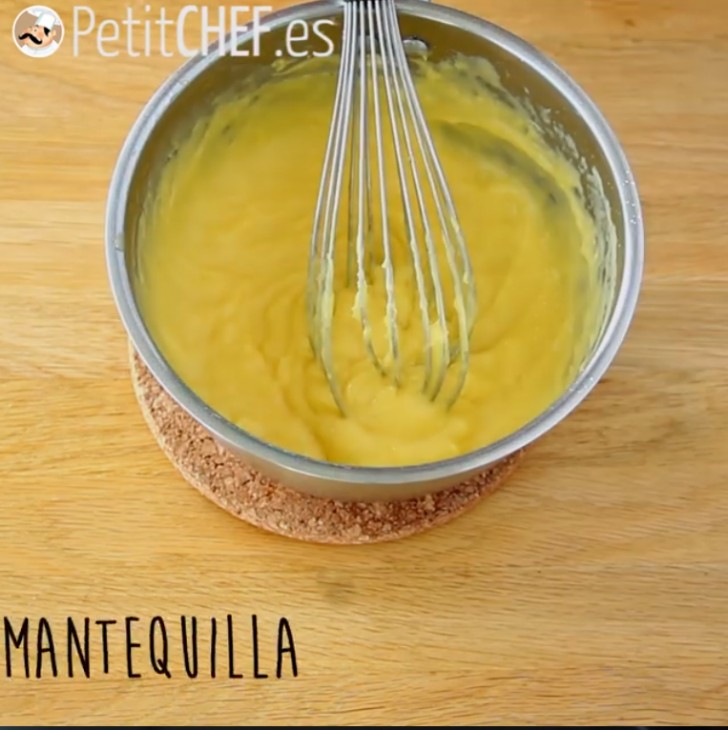 3. Allumer la flamme et épaissir la crème. Après avoir éteint le feu, ajouter le beurre, le jus restant et remuer rapidement.