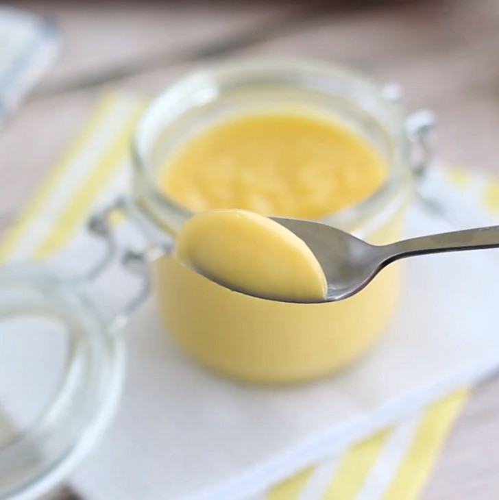 Die Creme in die Gläser geben, abkühlen lassen und dann für mindestens 2 Stunden in den Gefrierschrank stellen.